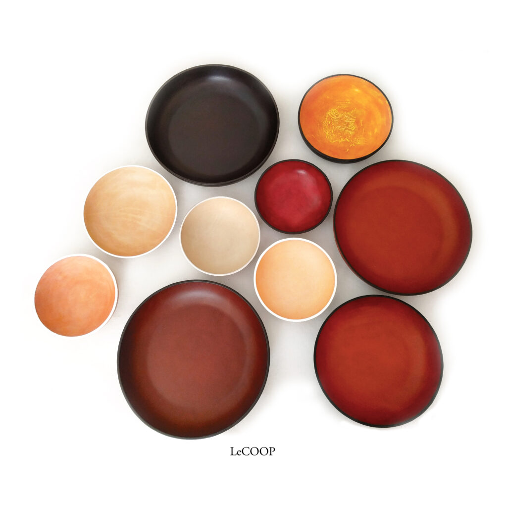 Cuencos y platos de cuero en negro, granate, rojo, naranja y natural, vistos desde arriba
