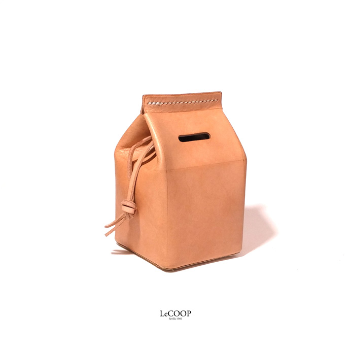 Hucha de cuero natural con forma de envase de leche, ranura y cierre de cordón