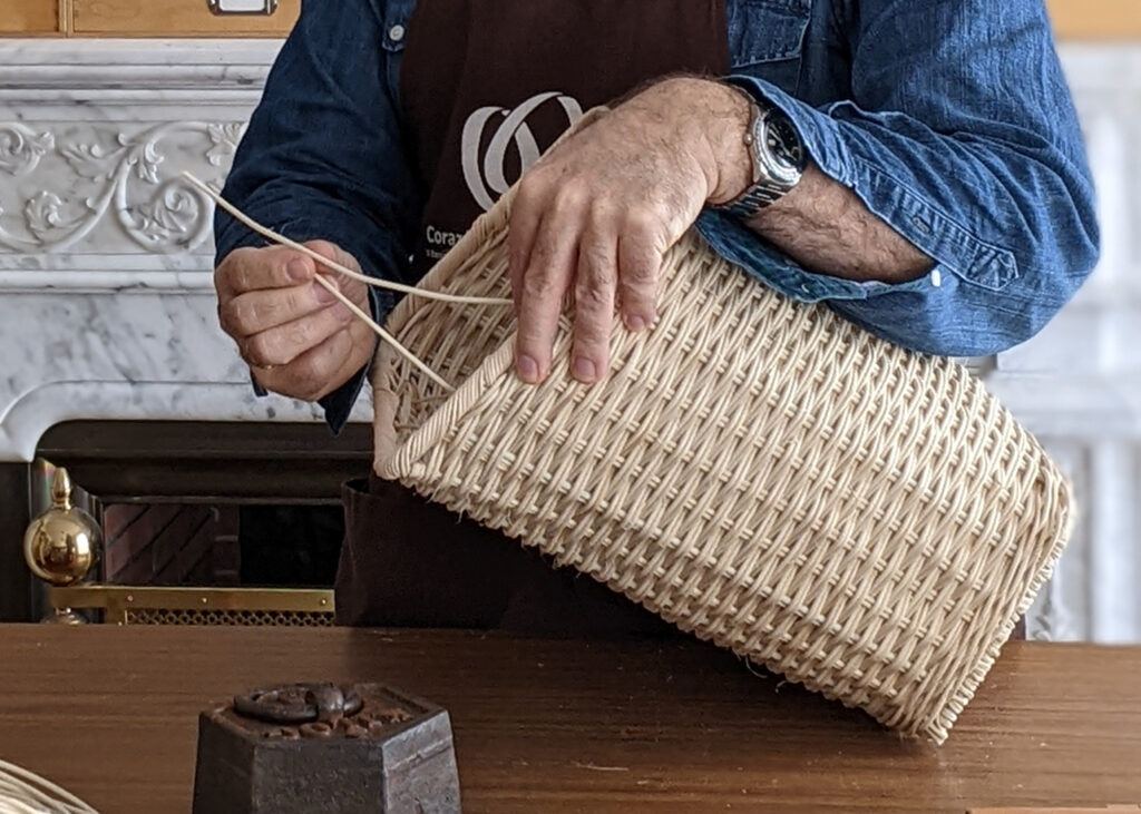Víctor Montero teje con cordón un bolso cesta de fibra natural